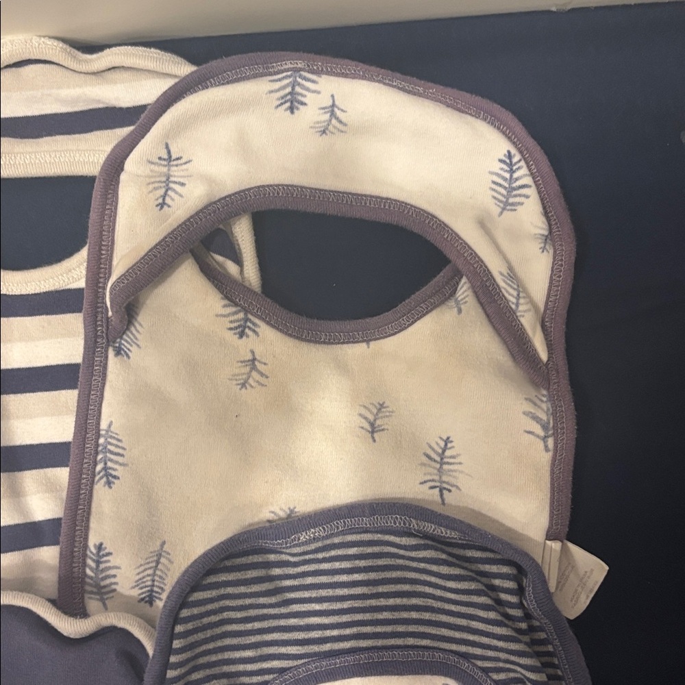 Burt’s Bees Baby Set of 5 (and one free!) Baby Bibs - Picture 4 of 5